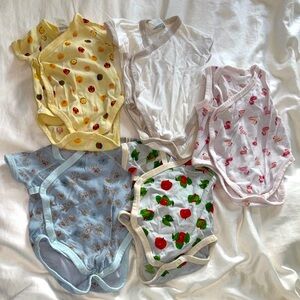 Uniqlo baby 0-3 months snap bodysuits
